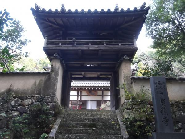 石段の前から門が開いて拝殿が見えている写真