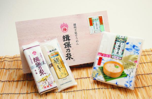 横長の木箱に入ったお素麺や袋入りのお素麺が並べて置かれている写真