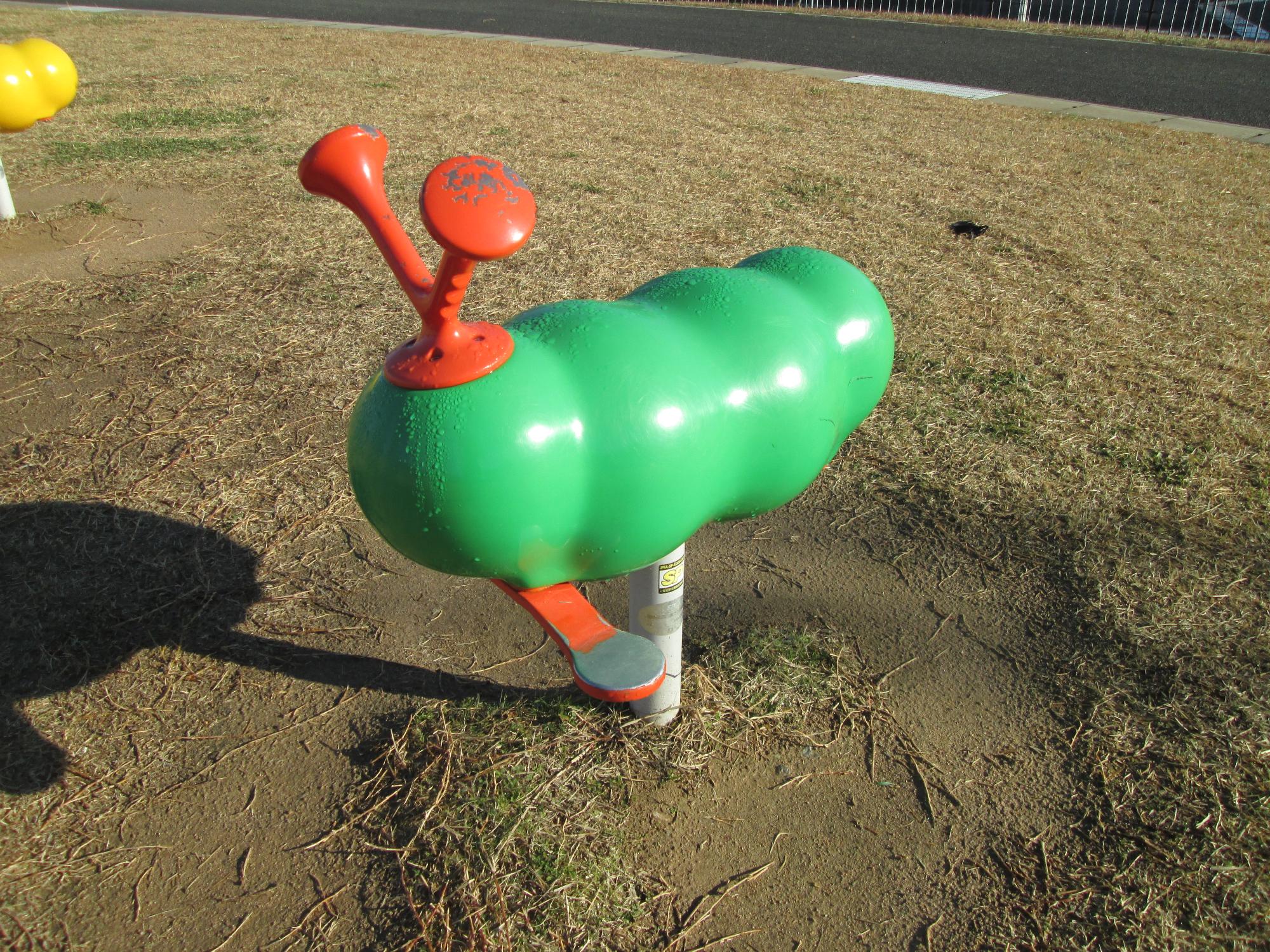神部黍田公園いもむし（緑色）のロッキング遊具