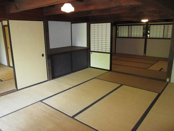 少し陽の光が入っている、襖で区切られている御涼所の一号室の写真