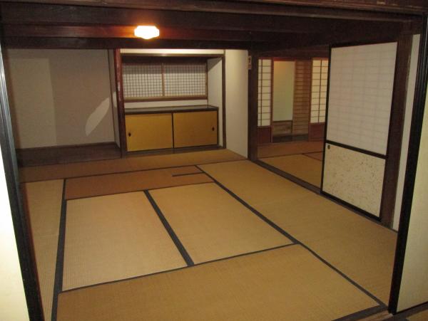 襖で区切られている御涼所の一号室の写真