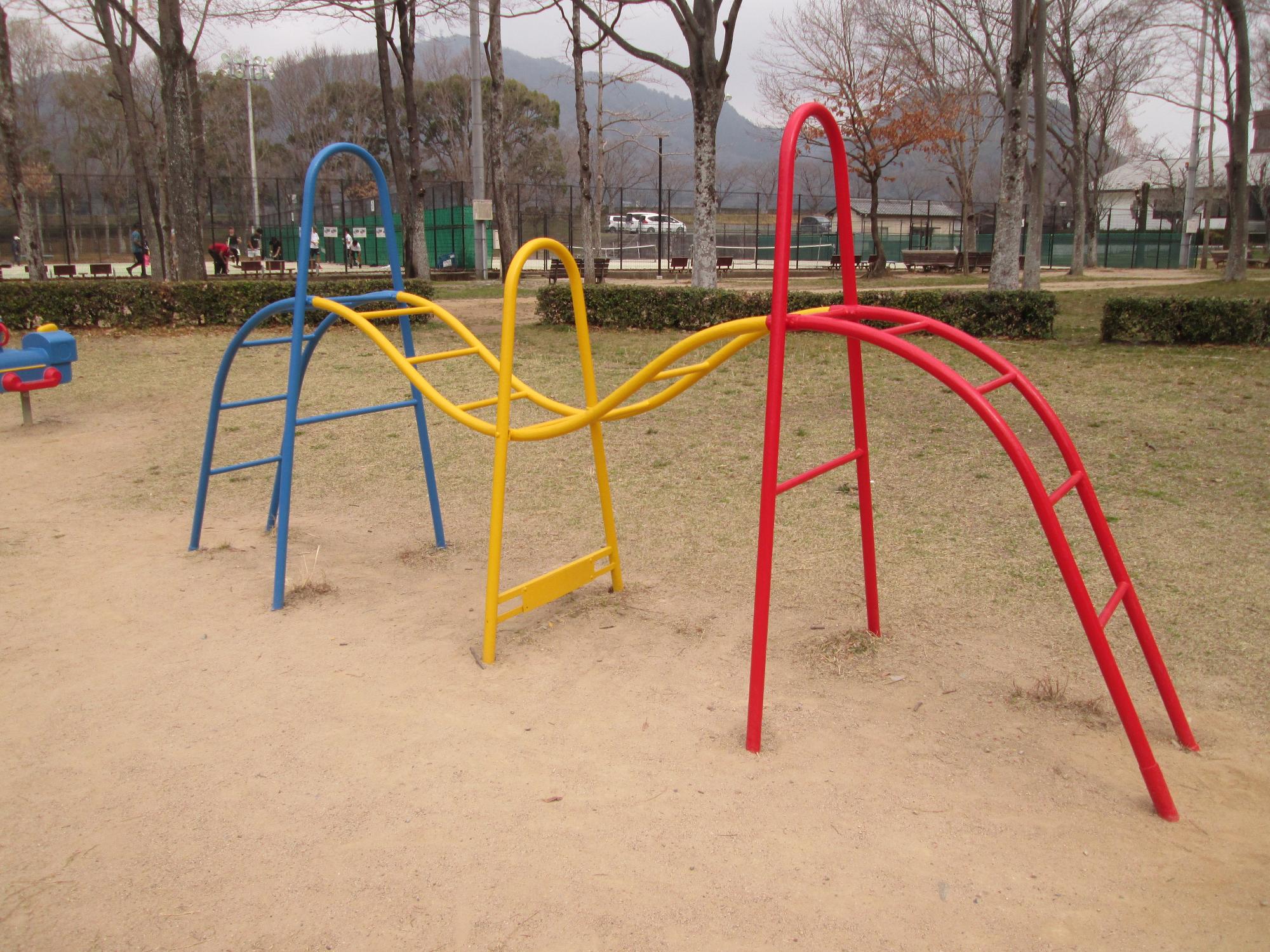 公園の中にある、トリコロールカラーのハングリングの写真