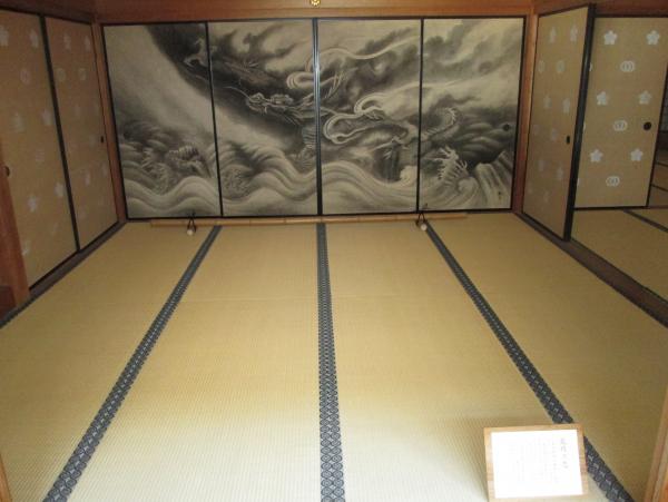 星柄の襖と龍の絵が描かれた四枚の襖がある、龍野城の畳の二号室の写真