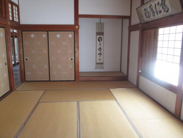 窓と星柄の襖があり掛け軸の飾られた、龍野城の畳の五号室の写真