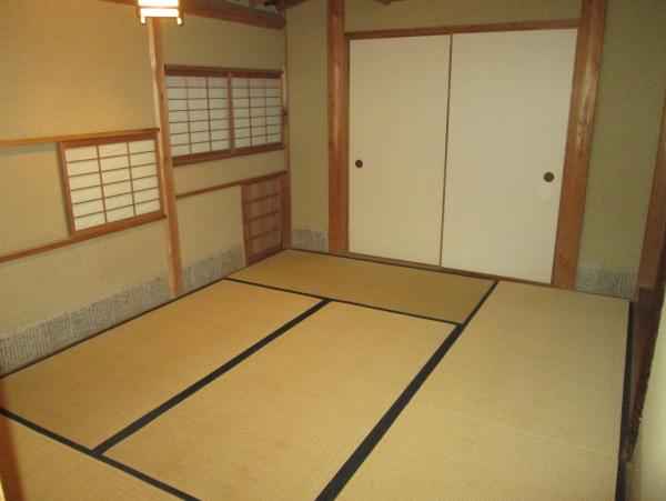 畳と襖のある龍野城の七号室の写真
