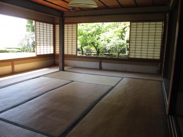 障子の窓から外の緑の景色が見える畳の聚遠亭の茶室の写真