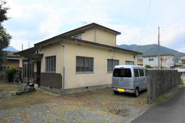 クリーム色の2階建て物件番号103外観写真