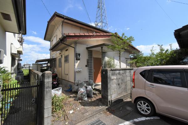 オレンジ色瓦の白い外壁2階建て物件番号133外観写真