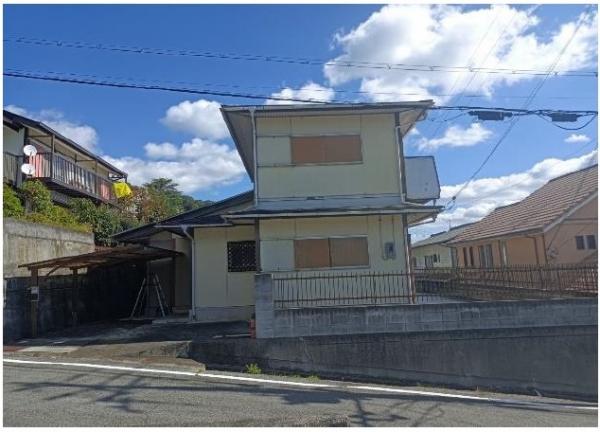 白い外壁で2階建ての物件番号173の外観写真