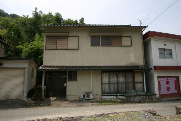 道沿いに建つ2階建て物件番号39外観写真