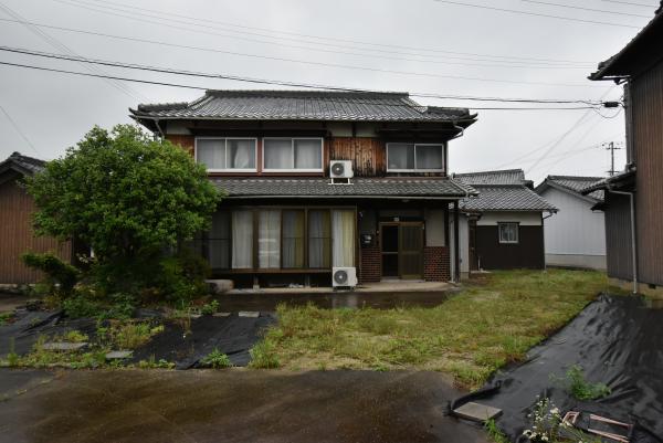 大きな屋根瓦の2階建て物件番号125外観写真