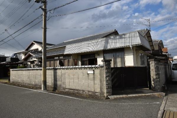 ブロック塀に囲まれ、角地に建っている物件番号177の外観写真