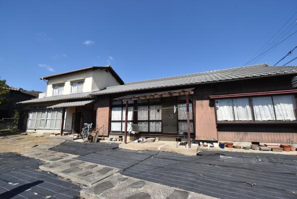 敷地に防草シートが貼られている木造2階建の物件番号192の外観写真