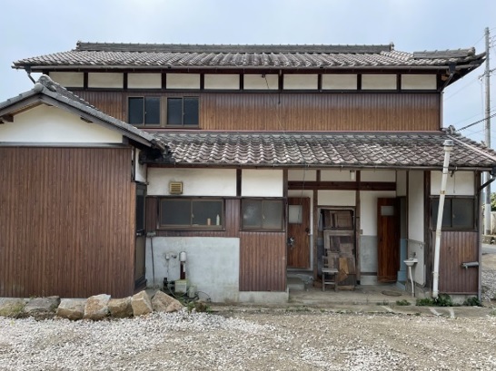 茶色い外壁で2階建ての物件番号206の外観写真