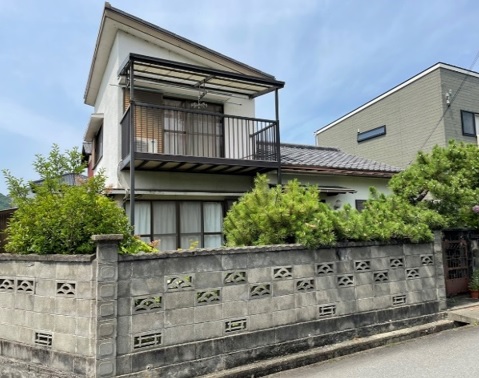 ブロック塀で囲われた2階建て物件番号209外観写真