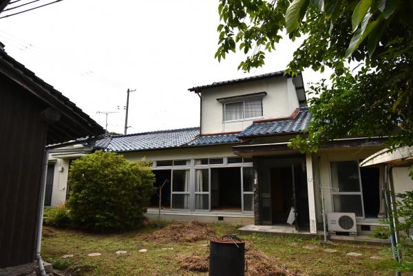 建物前に広がる庭部分から撮影した物件番号215の外観写真
