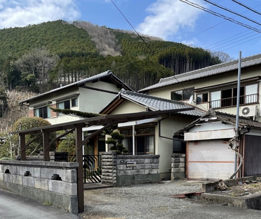 駐車場奥に建つ2階建ての物件番号229外観写真