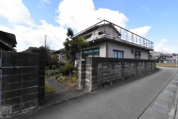 2階建て物件の入り口付近を撮影した物件番号230の外観写真