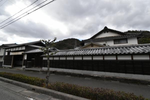立派な塀に囲まれている物件番号231の外観写真