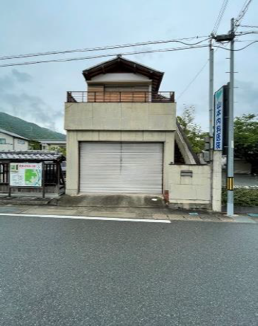 1階部分が車庫になっている物件番号238の外観写真