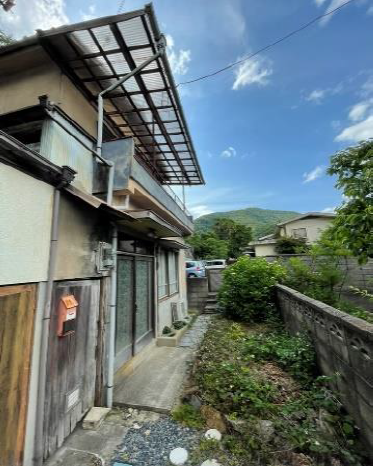 玄関付近を写した物件番号239の外観写真