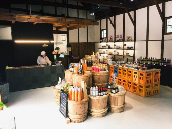 店内中央に樽が並べられその上に商品が展示されている写真
