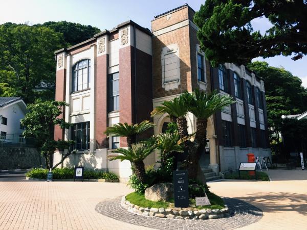 レンガ色の外壁のロマン館事務所棟の全体を写した写真