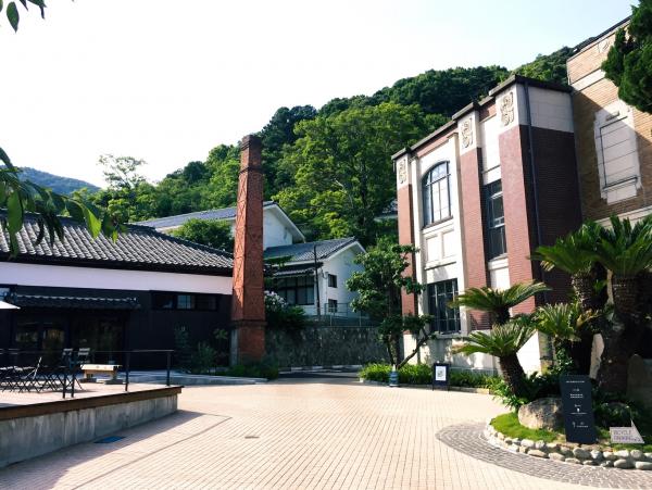 外壁がレンガ色の洋館が右手、正面に高い塔がある大正ロマン館の施設全体を写した写真