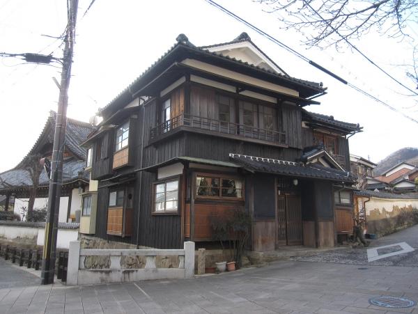 2階建てで外壁が黒色になった修理後の写真