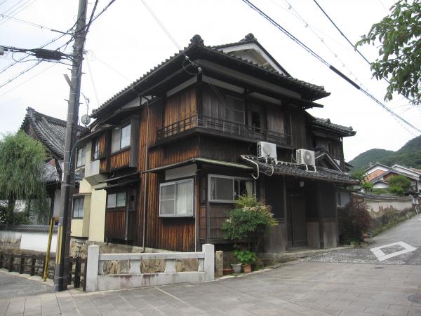 2階建てで外壁が茶色の修理前の写真