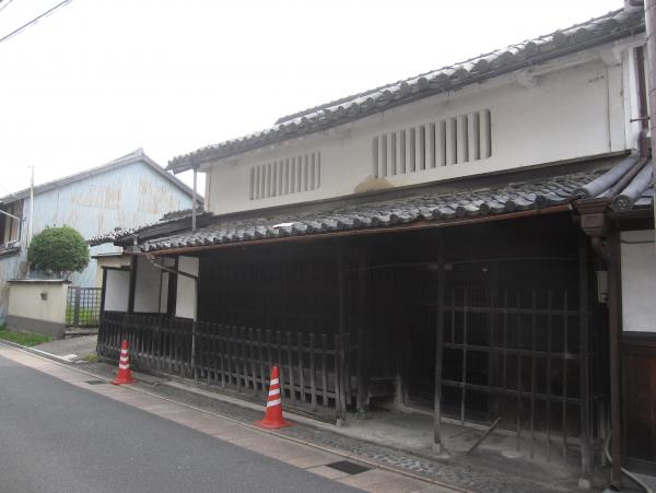 建物1階部分に赤い三角コーンが置かれている修理前の写真