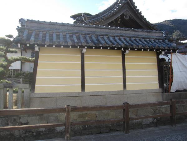 塀の屋根の下の部分を正面から写した修理後の写真