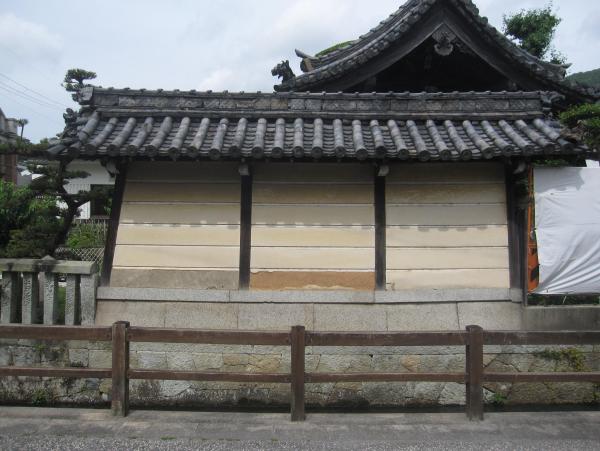 塀の屋根の下の部分を正面から写した修理前の写真