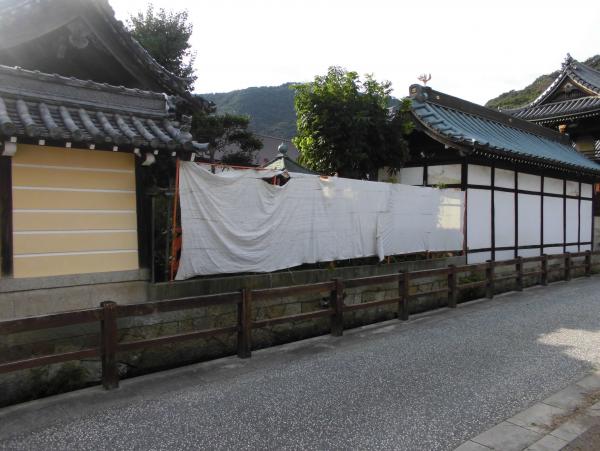 塀の一部分に布がかけられている写真