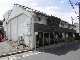 外壁が白の建物を右斜め前から写した写真