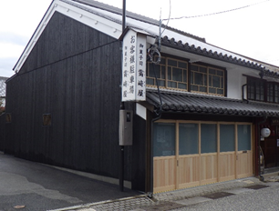 全体が黒っぽい外壁になった修理後の写真