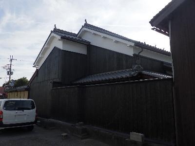 令和6年度修理物件1号（修理後）屋根が葺き替えられ外壁も板張りに修理された