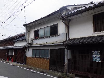 令和6年度修理物件2号（修理前）建具はアルミサッシ、腰壁はタイル貼りに改造されている
