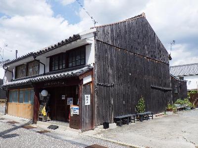 令和6年度修理物件3号（修理前）南妻面の板壁や大屋根の傷みが著しい