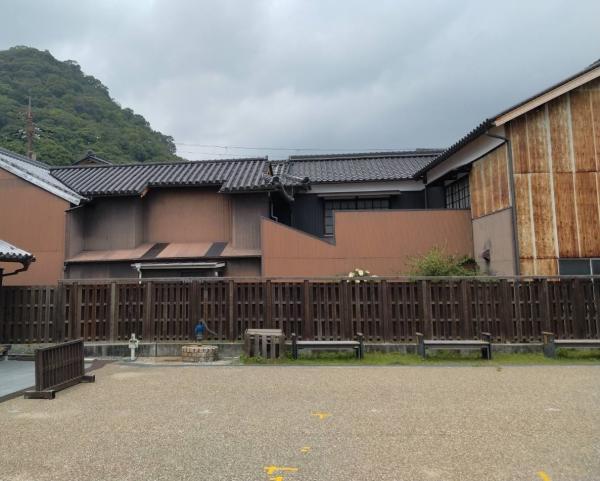 建物の壁全体が朱色に塗り替えられた修理後の写真