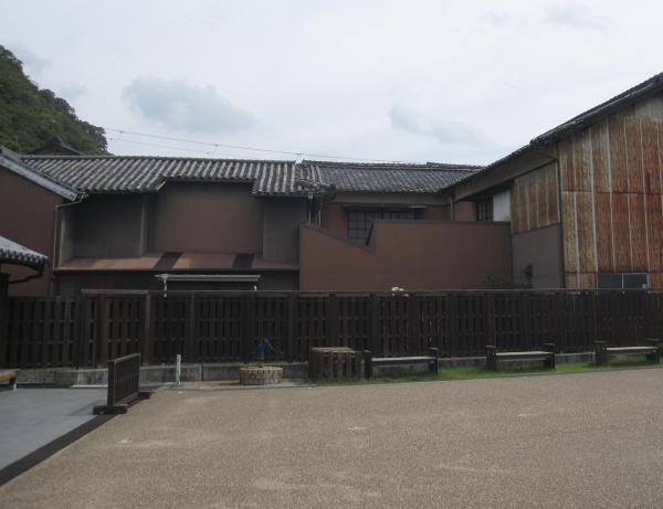 こげ茶色の外壁の建物の写真