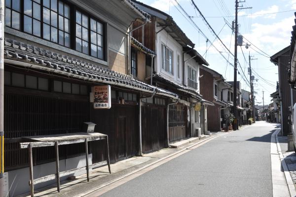 昔ながらの木造の民家が道路両脇に建ち並んでいる様子を写した写真