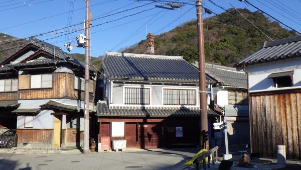 2階建ての瓦屋根の和風の家で外壁は木材を施した3件の家の上川原町の写真