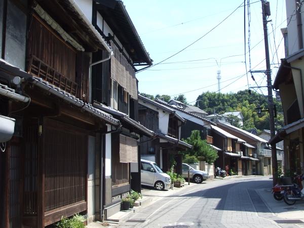 建物が並んでいる町家の風景を写した写真