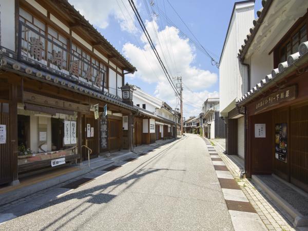 道路の両側に2階建ての和風の正面にショーケースなどがある商家風の家が続く下川原町の写真