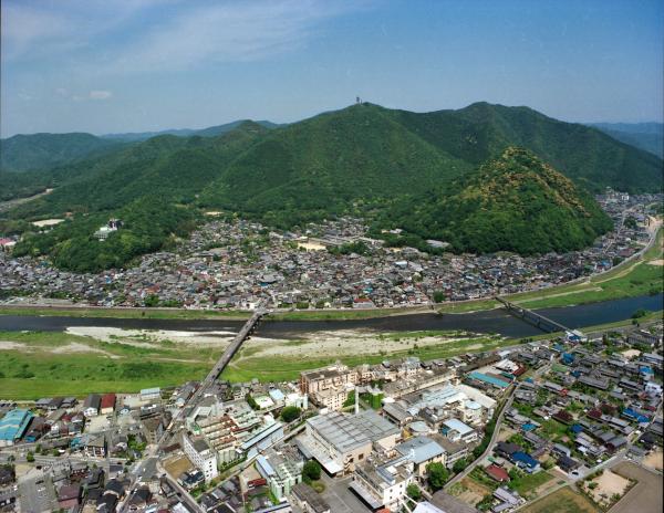 手前に川が流れ、奥に山があり囲まれた扇状地の龍野の全景を写した写真