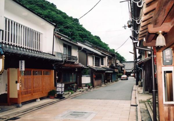 町家の建物がつづくまちなみを写した写真