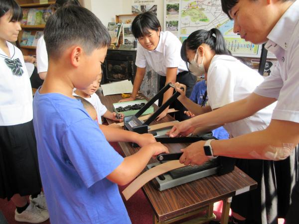 学生が一人ずつ子供たちの手伝いをしている写真