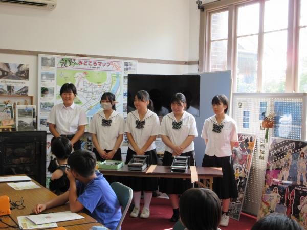 4名の女子学生と一人の男子学生が1列に並んでいる写真