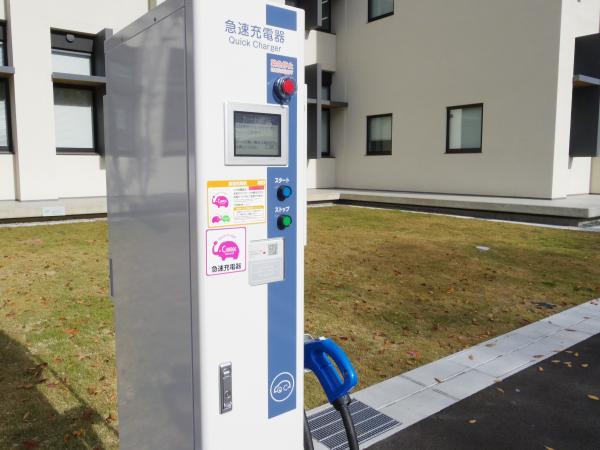 縦長の電気自動車用充電器をアップで写した写真